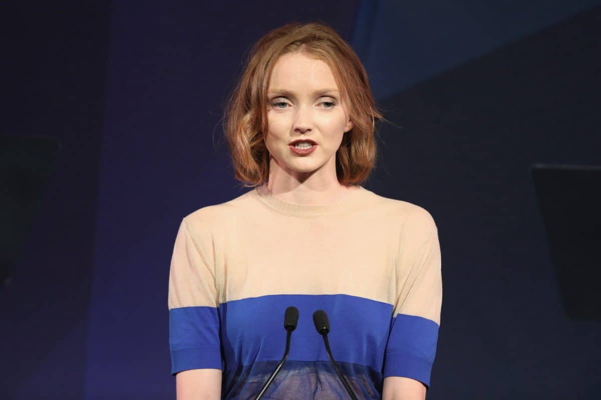 Lily Cole: Britisches Model erntet Shitstorm, weil sie ihr Buch mit Burka-Fotos auf Instagram bewirbt