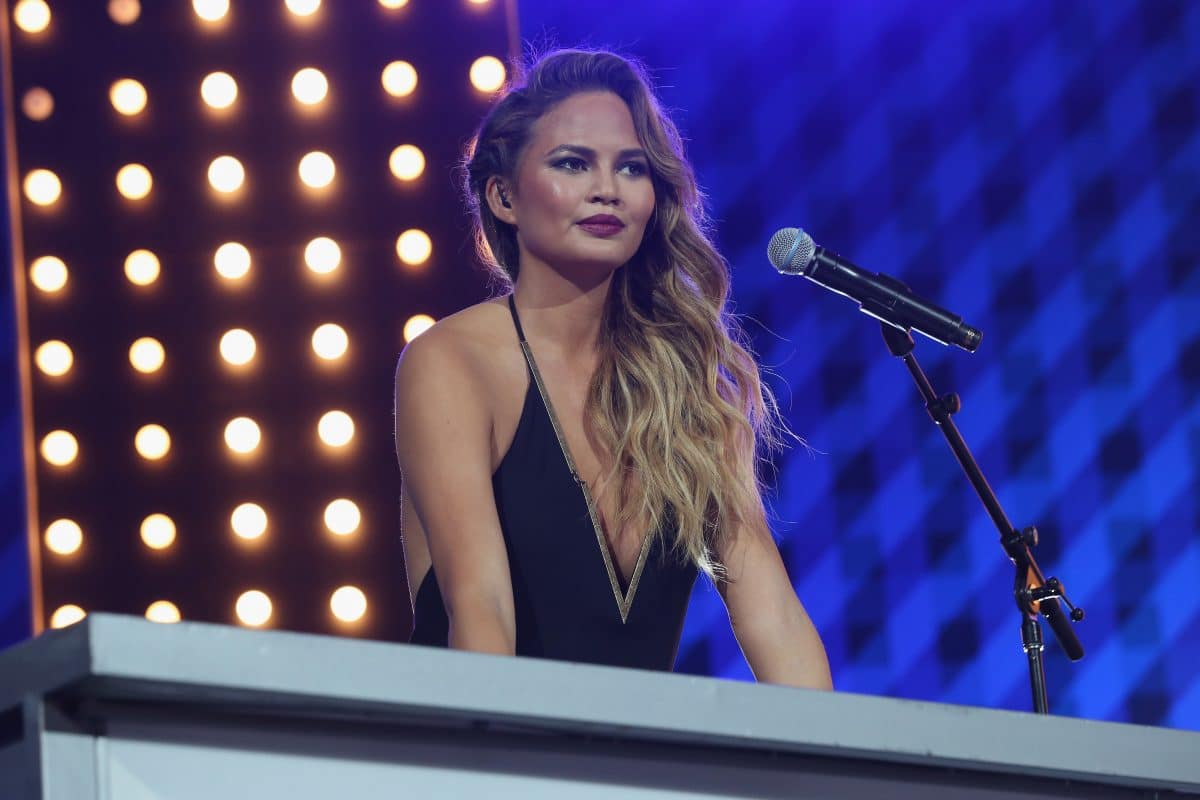 Chrissy Teigen reagiert auf Fan-Vorwürfe: „Nicht genug Hass in den Kommentaren“