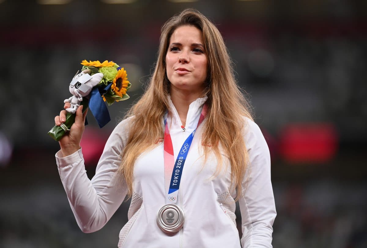 Speerwerferin versteigert ihre olympische Silbermedaille für Behandlung von herzkrankem Baby