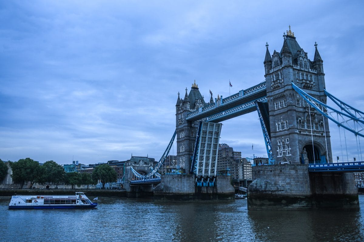 Offene Tower Bridge verursachte stundenlanges Verkehrschaos in London