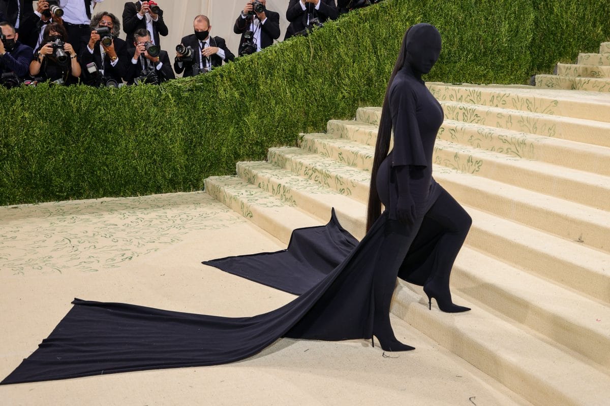 Was steckt wirklich dahinter: 4 Theorien zu Kim Kardashians „Met Gala“-Look