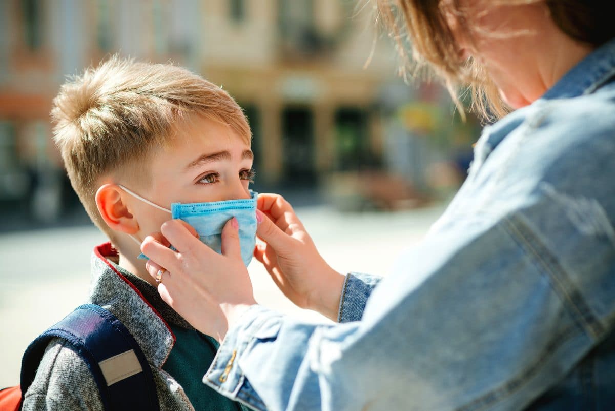 6-Jähriger weigert sich, seinen Mundschutz für das Klassenfoto abzusetzen und das Bild geht viral