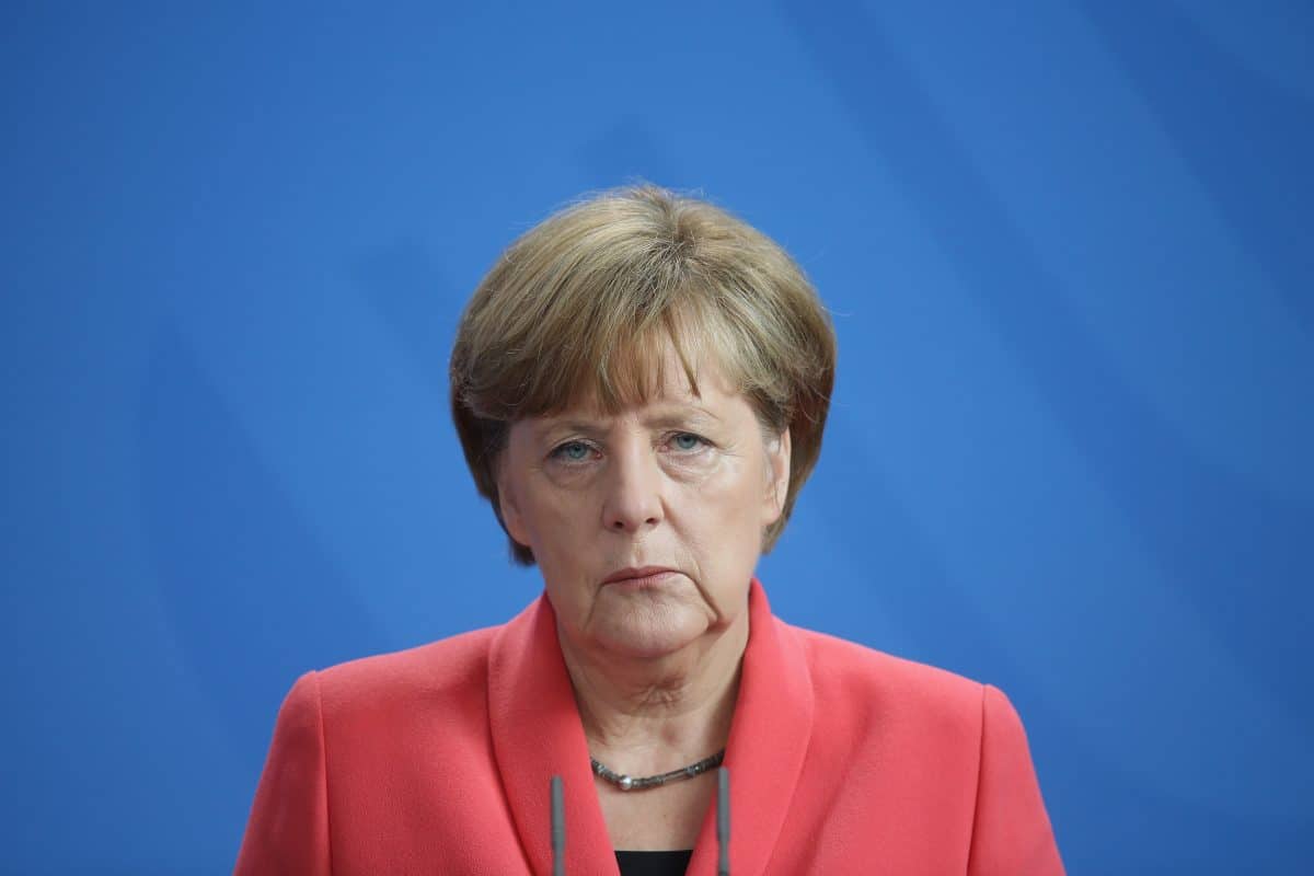 Angela Merkel: Papageien-Attacke bei Pressetermin