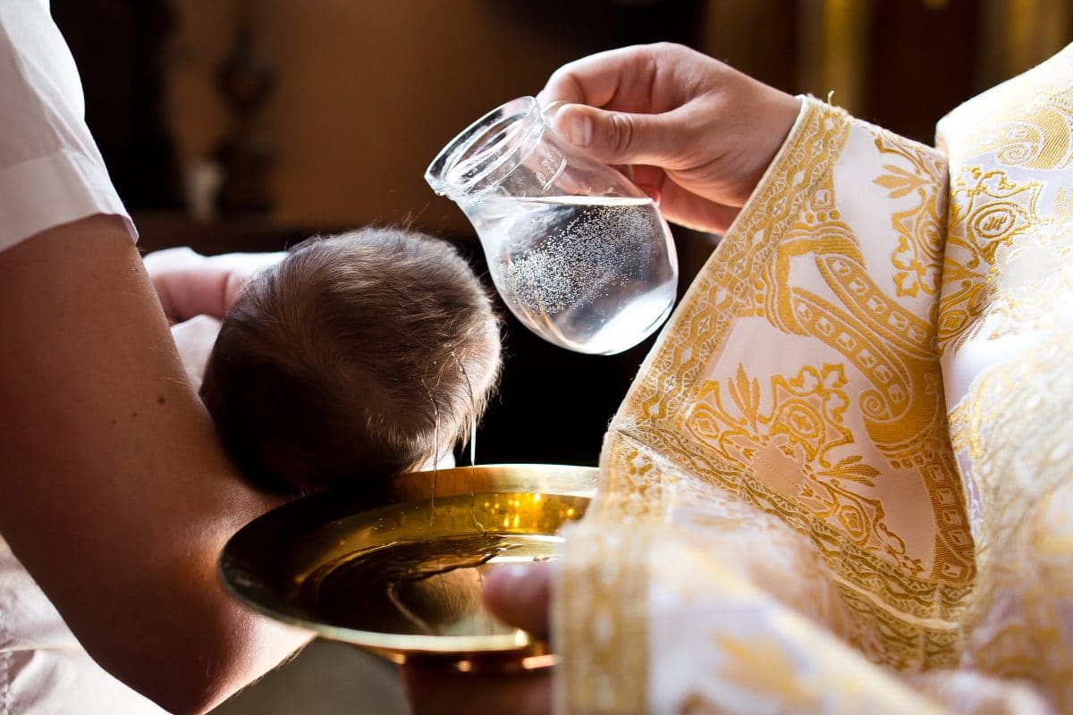Virales Instagram-Video: Baby pinkelt Priester bei Taufe an