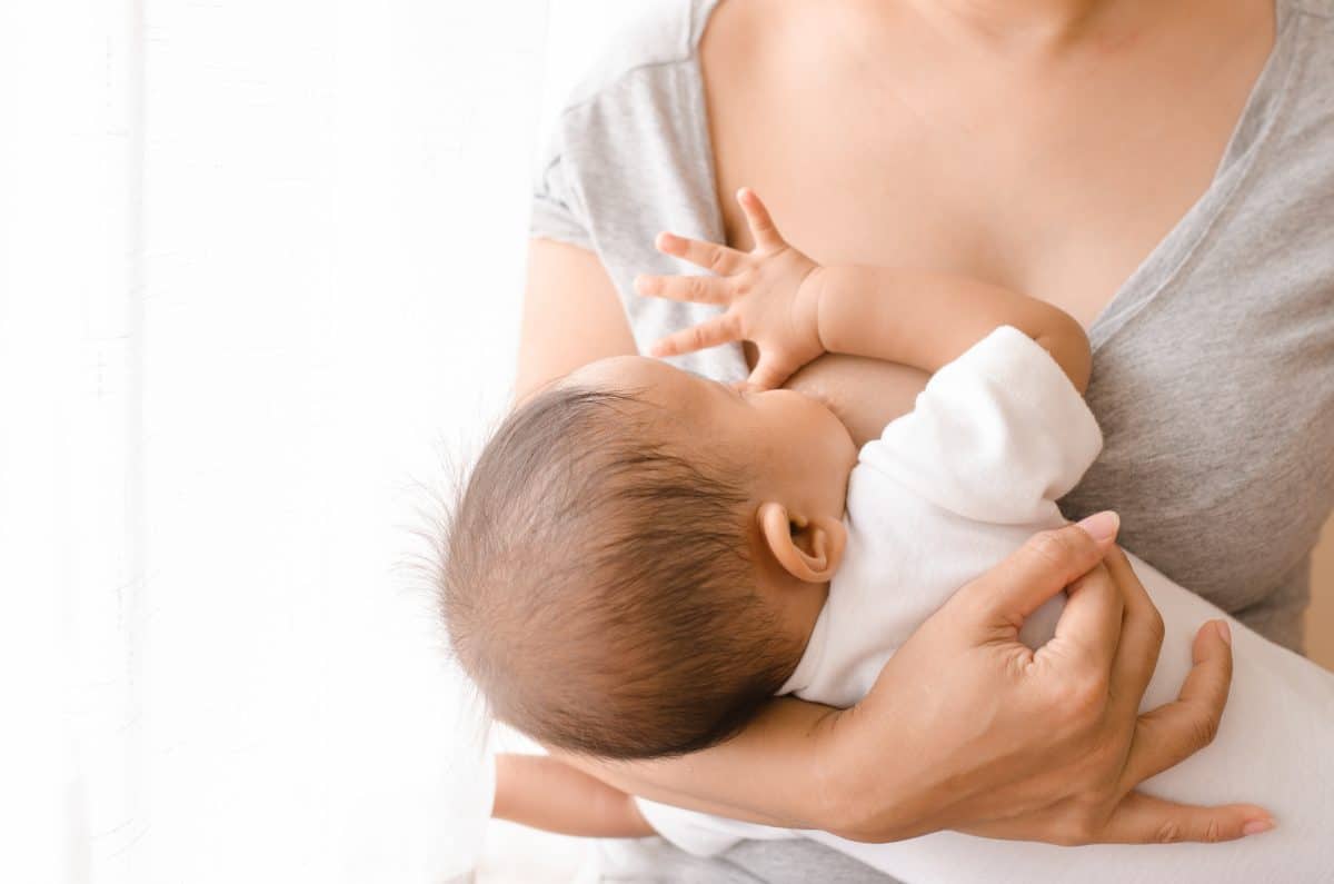 Corona-Infektion: Antikörper bleiben 10 Monate lang in Muttermilch