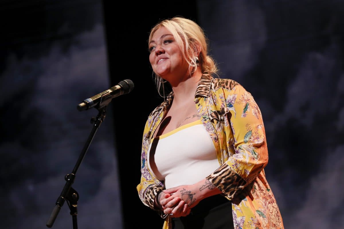 Sängerin Elle King teilt Foto ihrer gekochten Plazenta – und wir bekommen das Bild einfach nicht mehr aus dem Kopf