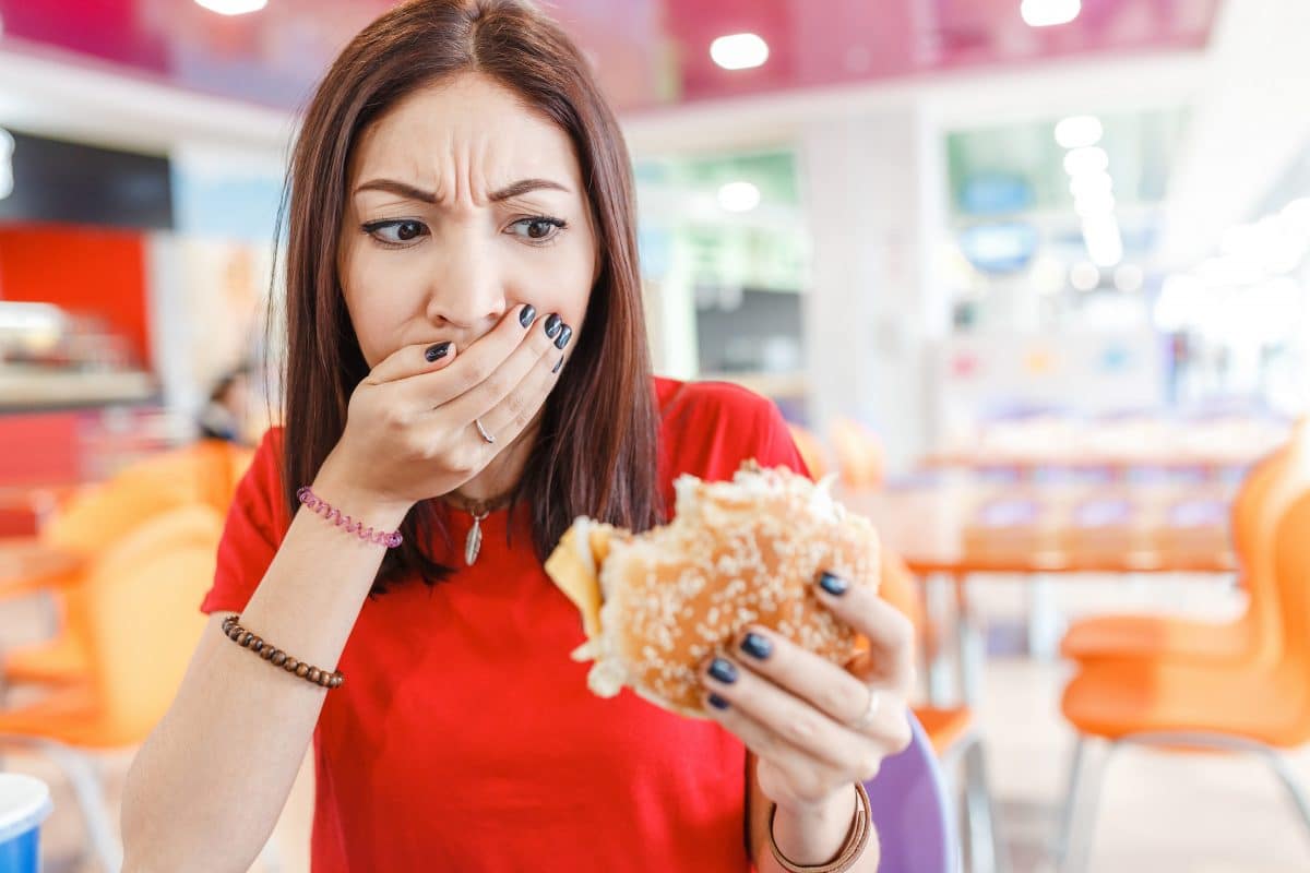 Frau beißt in Burger und findet abgetrennten Finger