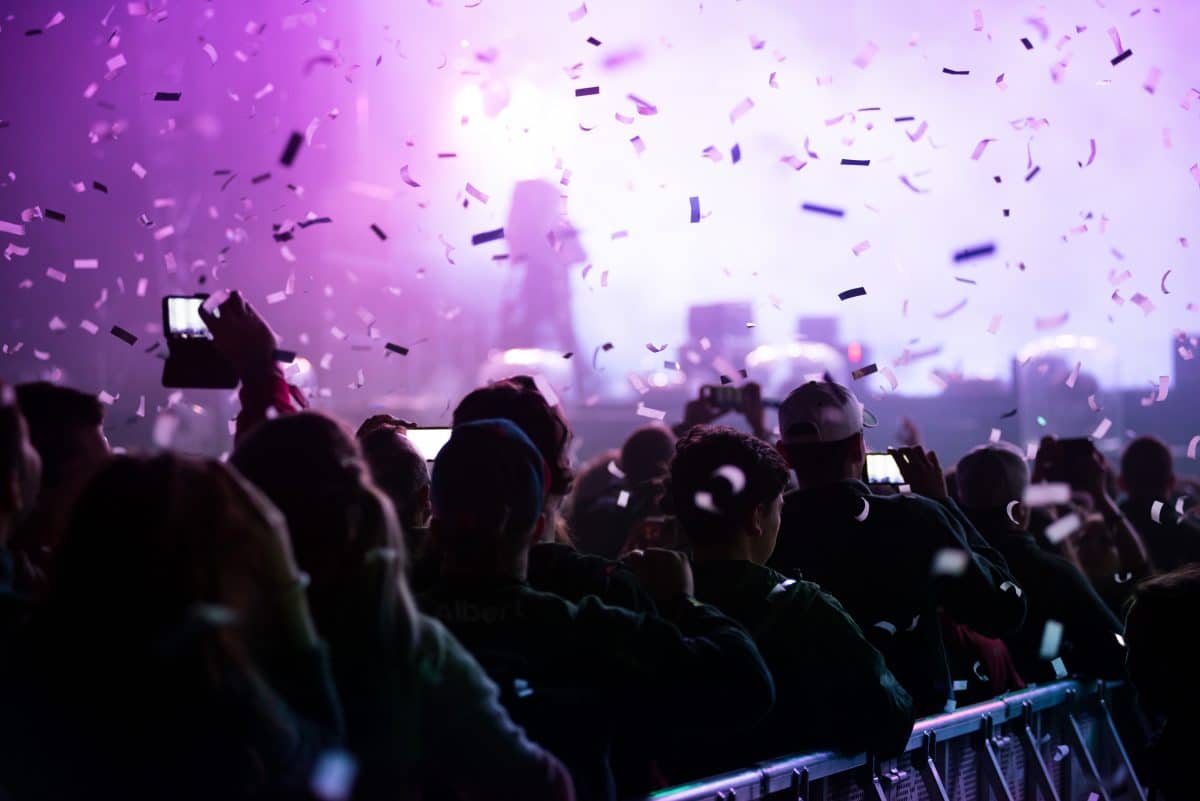 Festival-Konfettikanone verstreut bei Tiësto-Set Asche von Verstorbenem