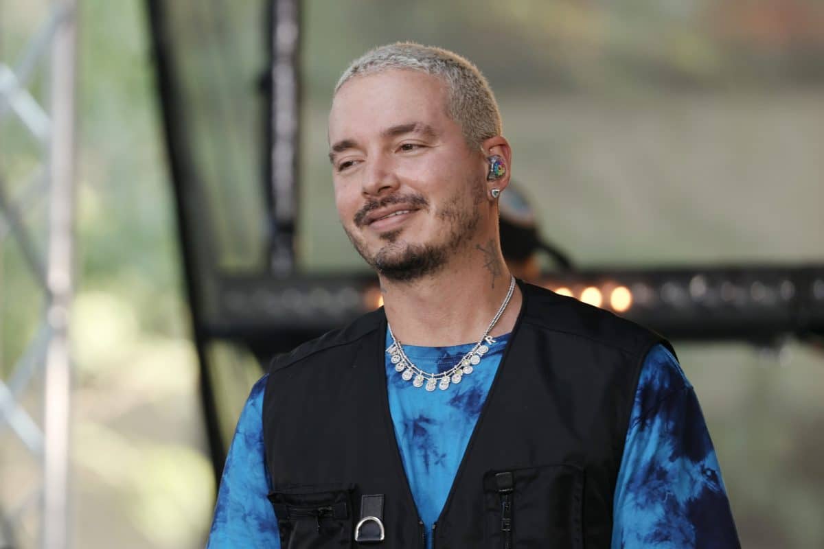 Frauen an der Leine: J Balvin entschuldigt sich für sexistisches Video – insbesondere bei seiner Mama