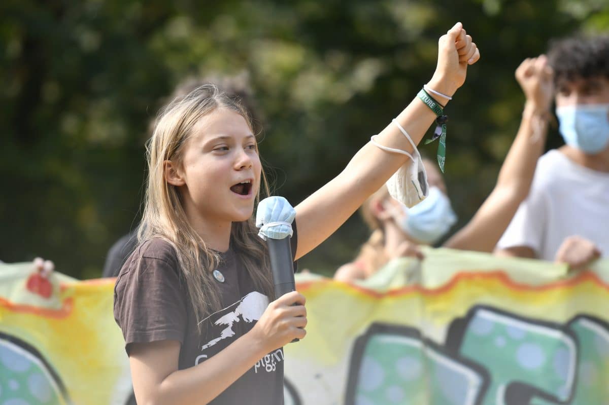 So ausgelassen singt und tanzt Greta Thunberg bei einem Klimakonzert zu einem 80er-Jahre-Hit