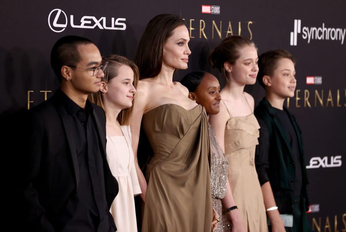 Angelina Jolie zeigt sich mit ihren Kindern am Red-Carpet und Tochter Zahara sorgt für eine Überraschung