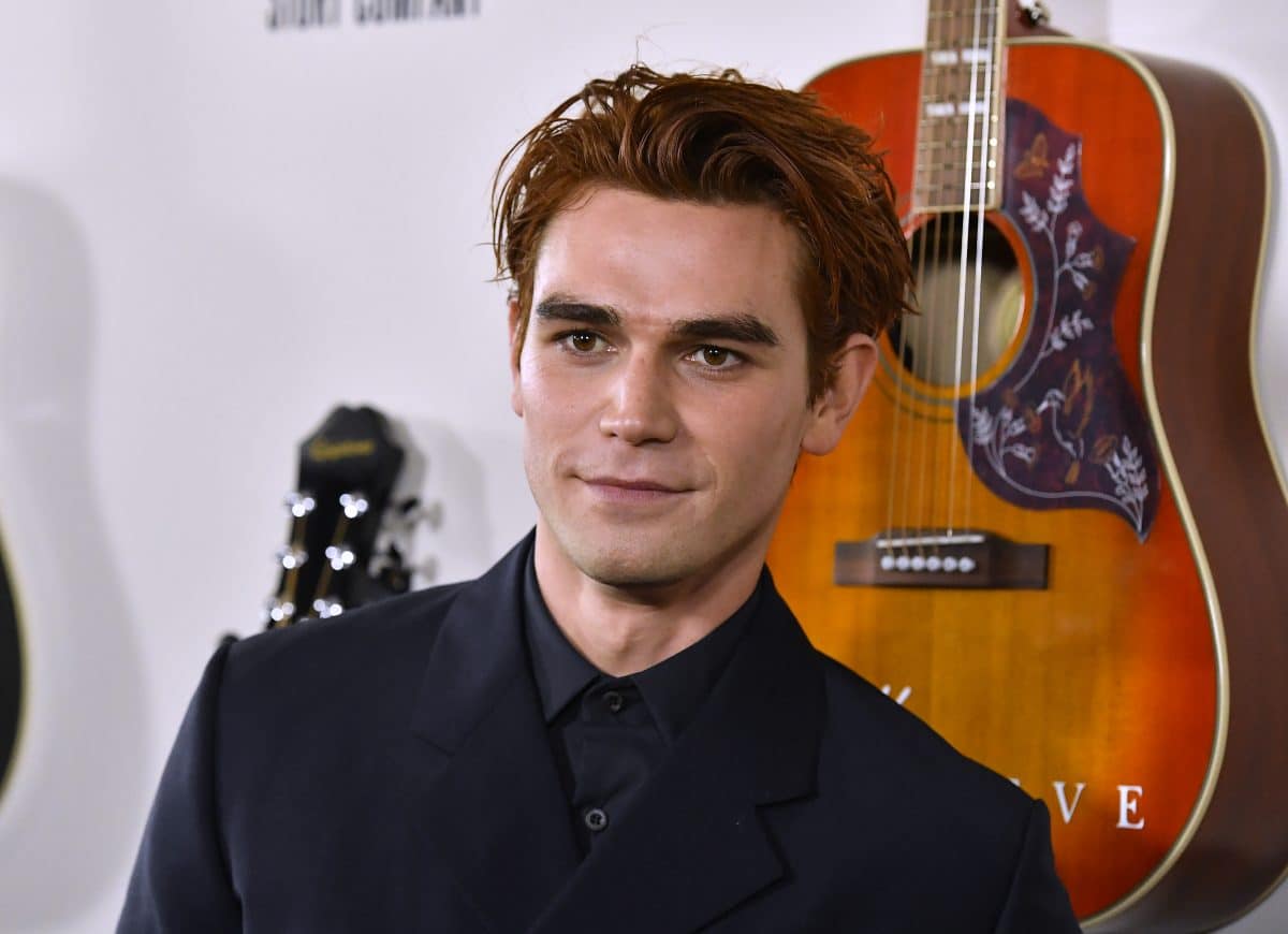 Ungewöhnliches Frühstück: „Riverdale“ Star KJ Apa trinkt Kaffee mit Muttermilch