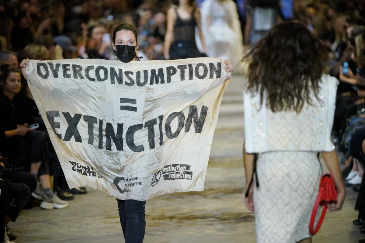 Louis Vuitton: Klimaaktivisten stürmen Modeschau in Paris