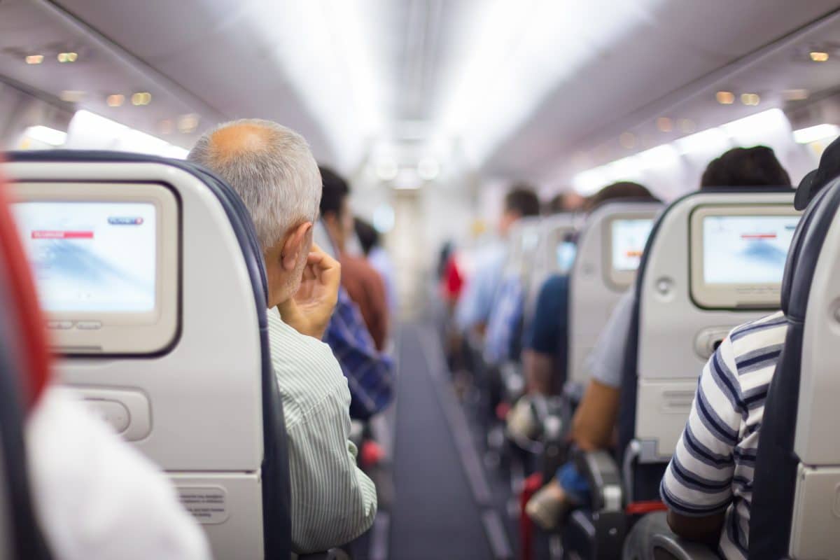 Passagier schlägt Flugbegleiterin und erhält Airline-Verbot