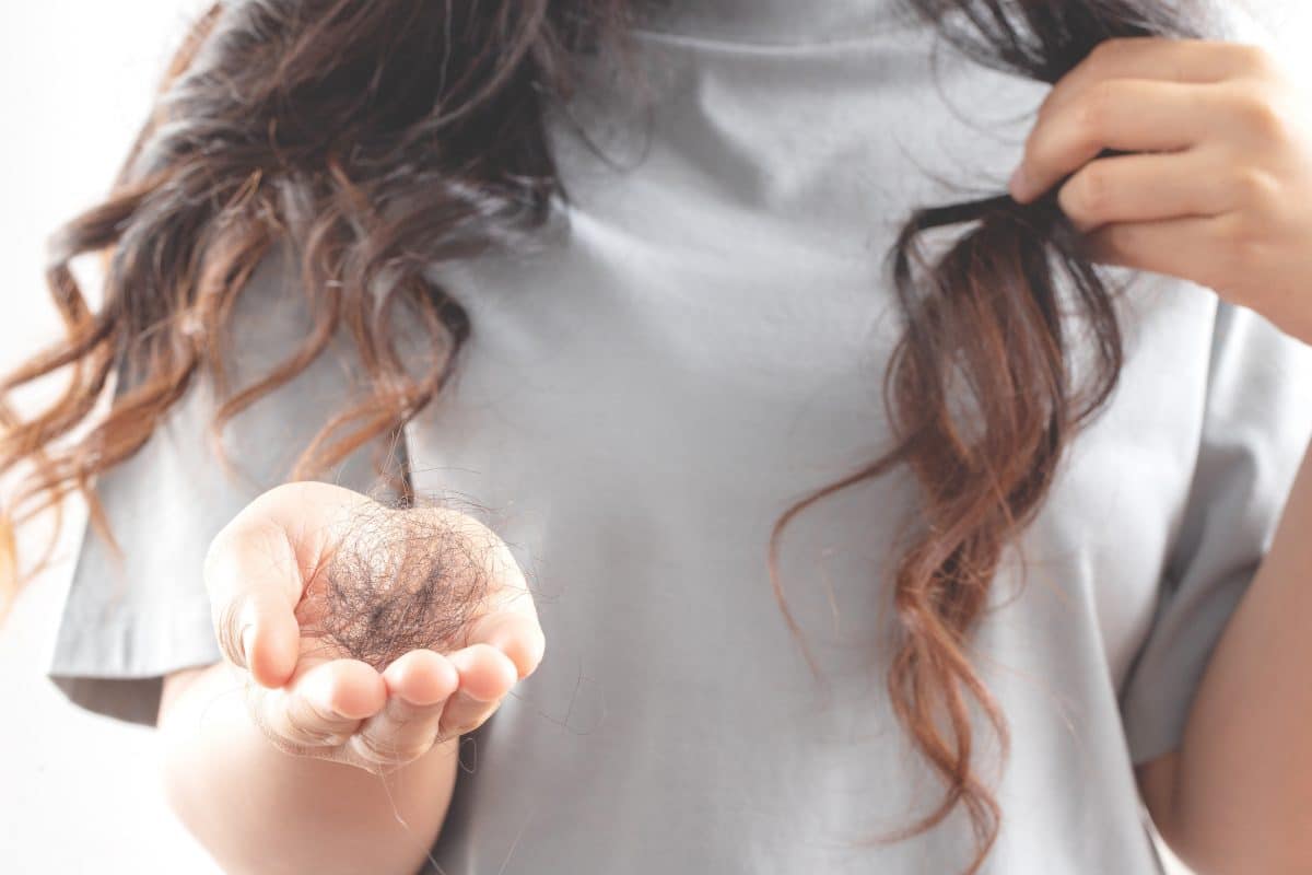 Saisonaler Haarausfall: Deshalb verlieren wir im Herbst so viele Haare