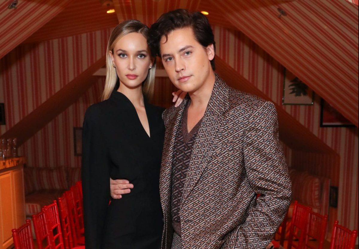 Cole Sprouse zeigt sich zum ersten Mal offiziell mit Freundin Ari Fournier