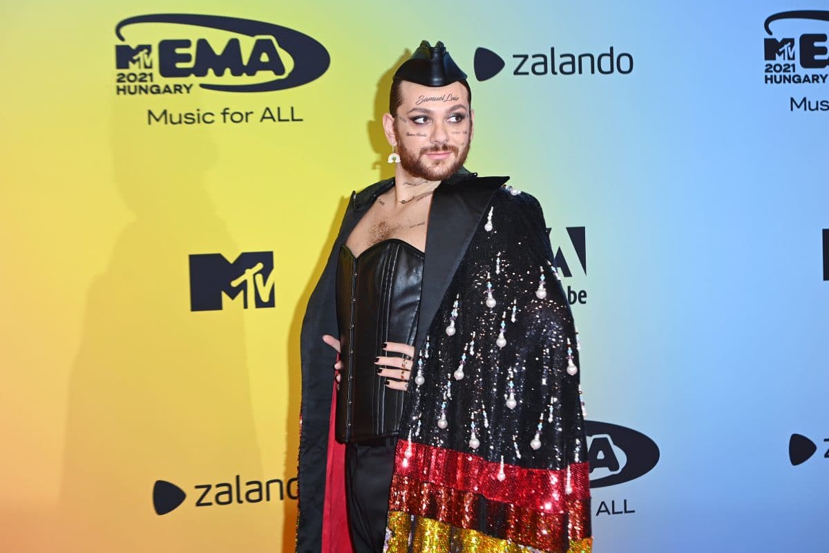 EMAs: Diese wichtige Botschaft sendete Riccardo Simonetti mit seinem Red-Carpet-Look