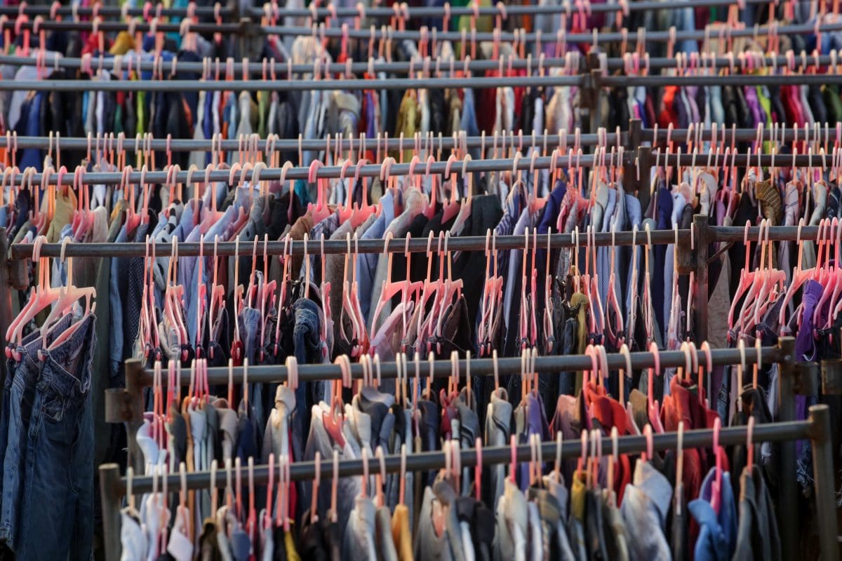 Greenpeace-Bericht: Kleidung zum Wegwerfen produziert