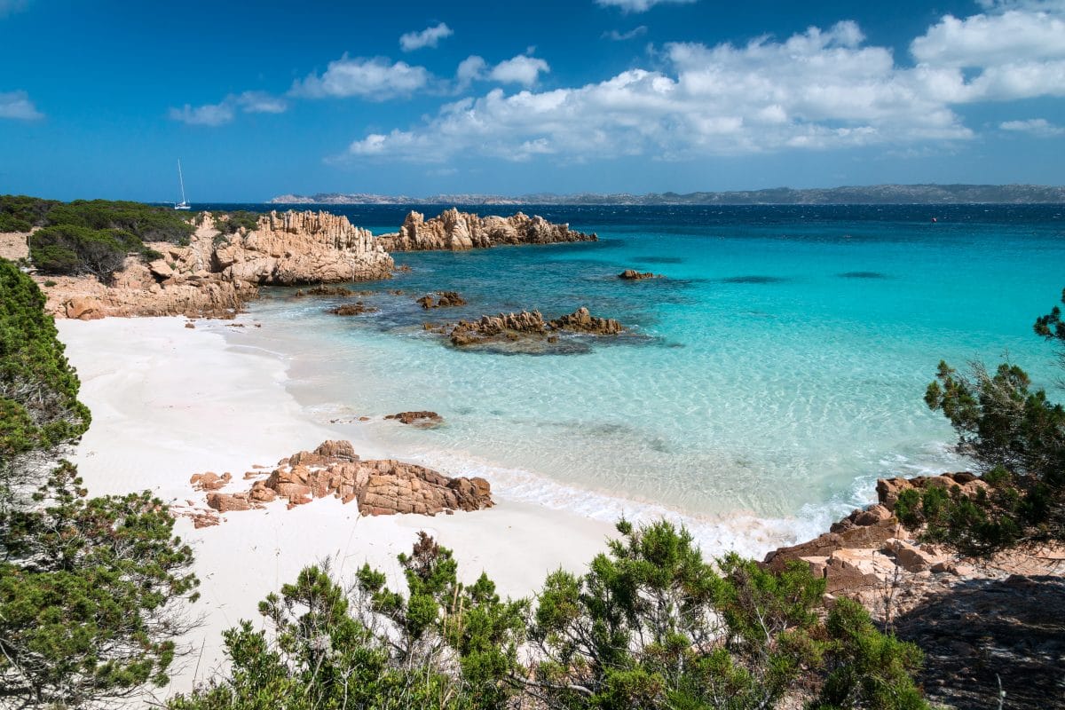 Österreicherin kassierte Anzeige, weil sie Meeresfelsen auf Sardinien bemalte