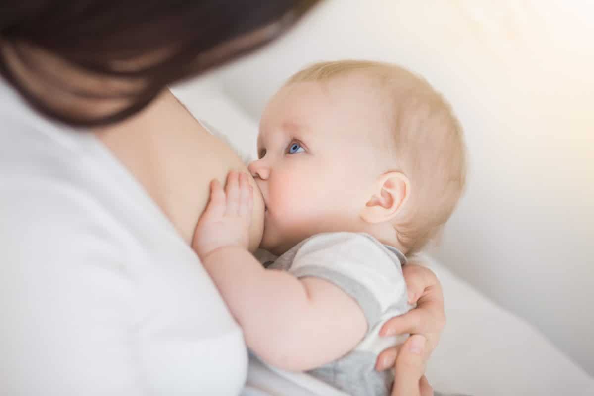 TikTokerin zeigt: Das passiert, wenn ein Baby mit nur einer Brust gestillt wird