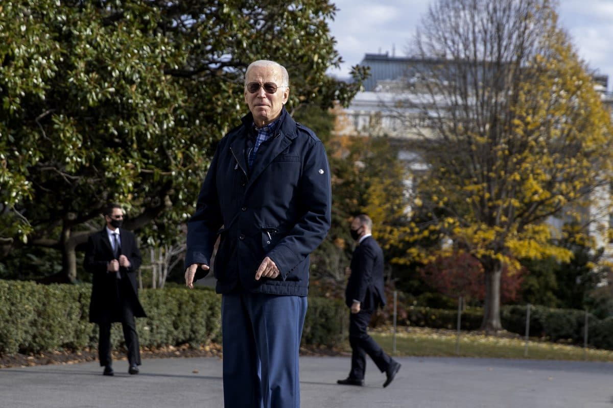 Attraktiver Secret-Service-Agent stiehlt Joe Biden die Show & geht auf TikTok viral