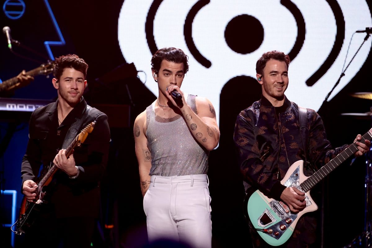 Jonas Brothers posten TikTok-Video mit Joe Biden – und der Clip geht viral