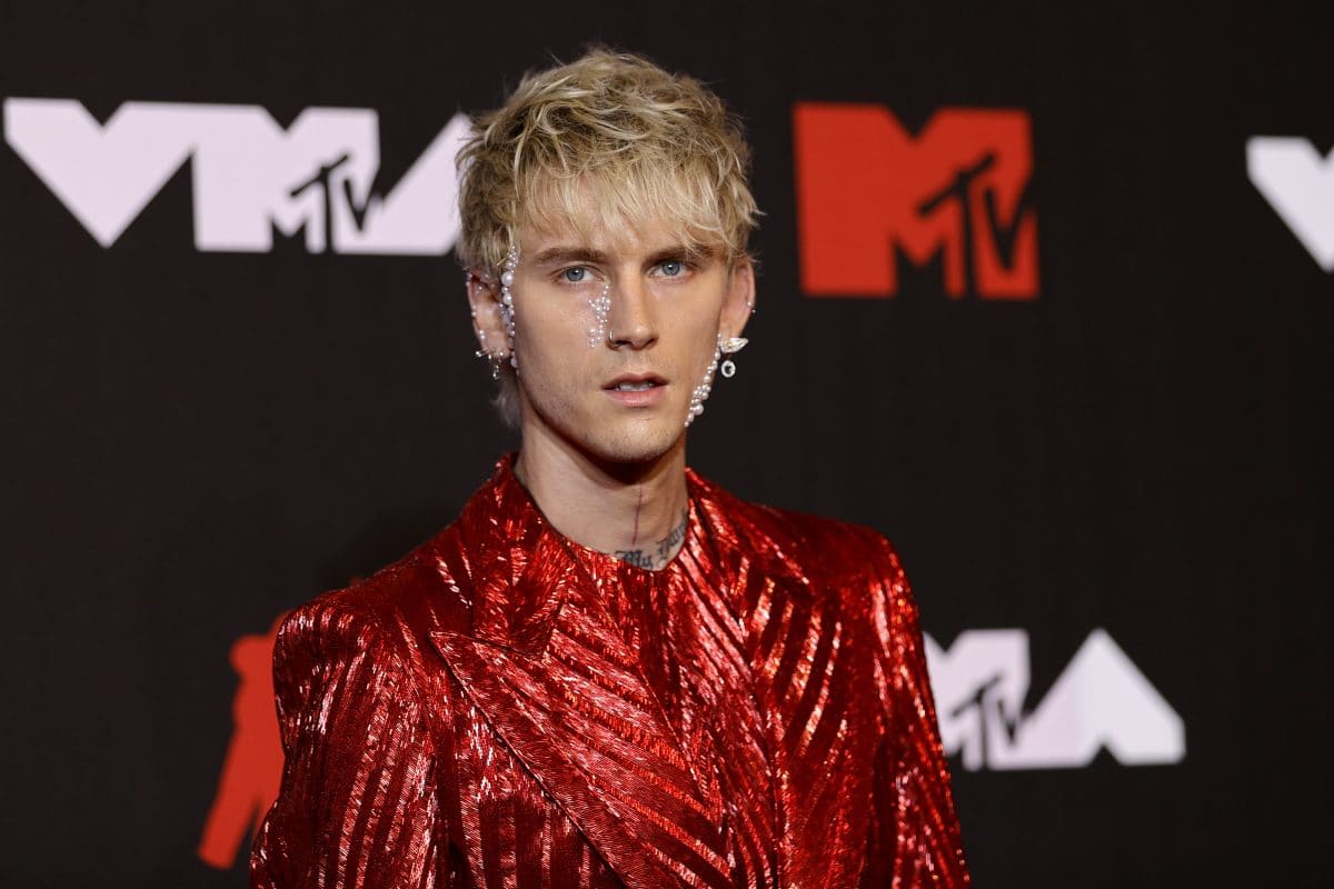 Machine Gun Kelly rammte sich wegen Megan Fox ein Messer in die Hand