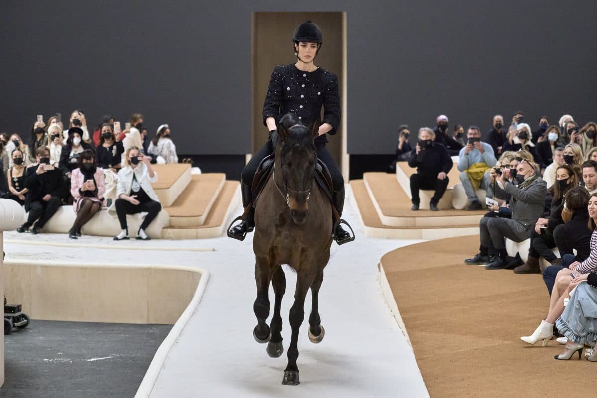 Chanel: Charlotte Casiraghi eröffnet Fashion-Show mit Pferd am Laufsteg