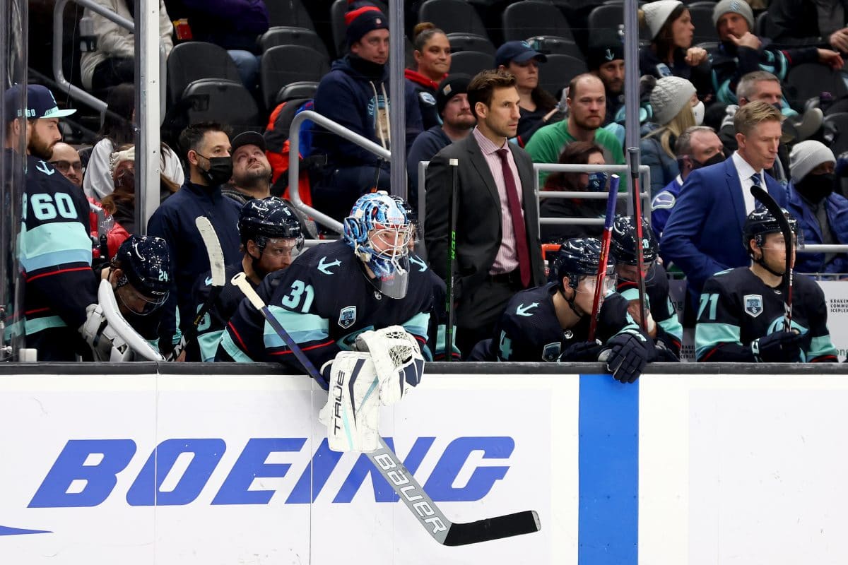 Eishockey-Fan erkennt Krebs im Nacken von Team-Betreuer & erhält Medizin-Stipendium