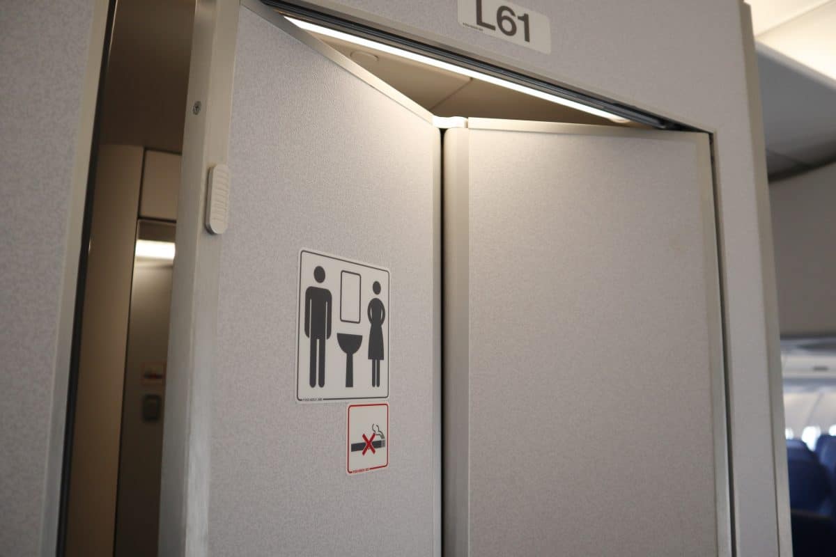 Nach positivem Covid-Test: Frau verschanzt sich stundenlang in Flugzeug-Toilette