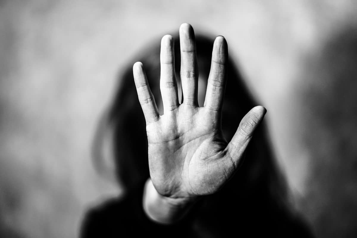 Gewalt gegen Frauen: 7 Warnzeichen für eine missbräuchliche Beziehung