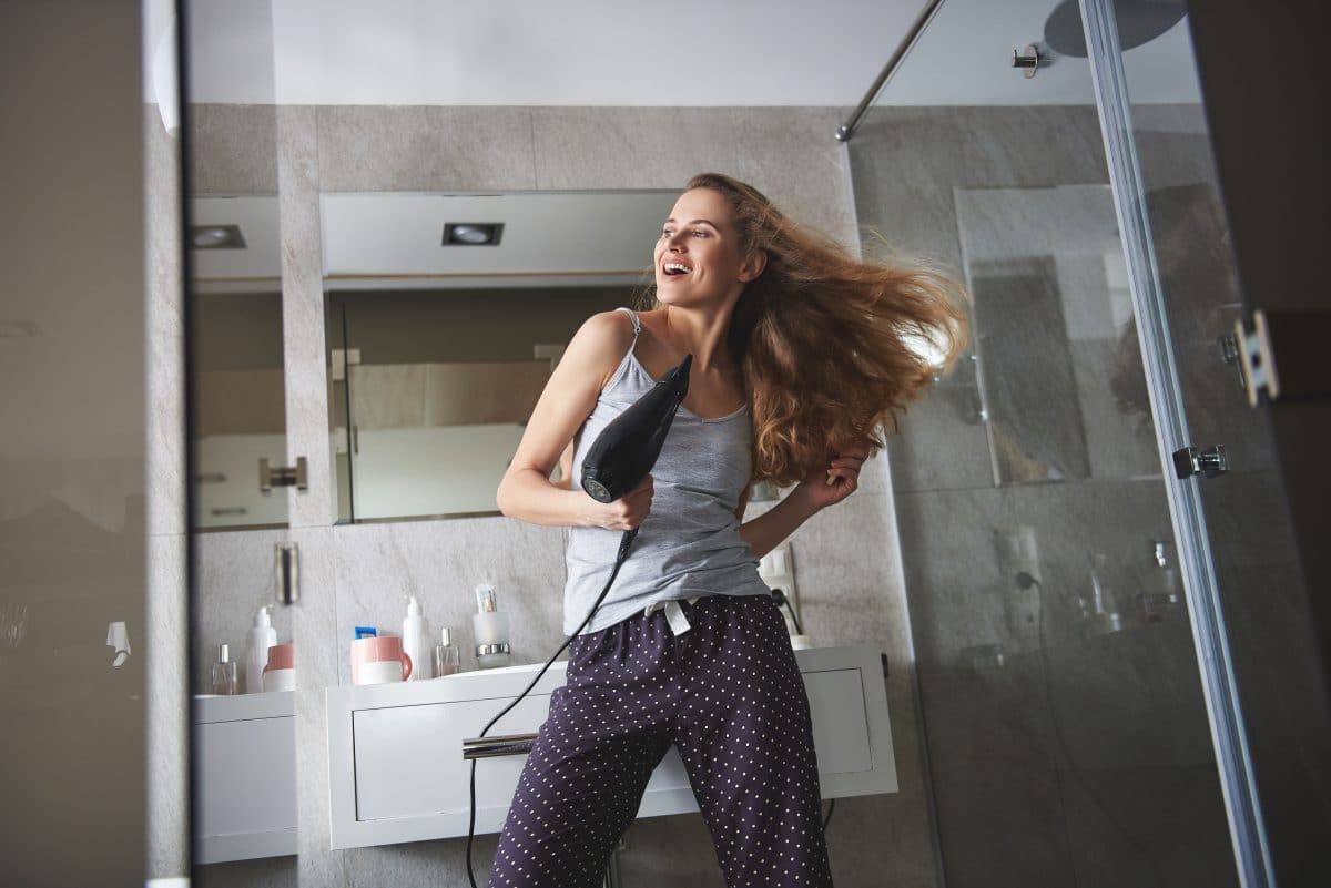 Mit diesem Föhn-Hack föhnt ihr euch in nur 5 Minuten gewellte Haare wie beim Friseur