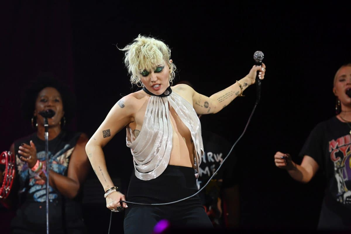 Silvesterpanne: Miley Cyrus verliert während Auftritt ihr Top und steht oben ohne da