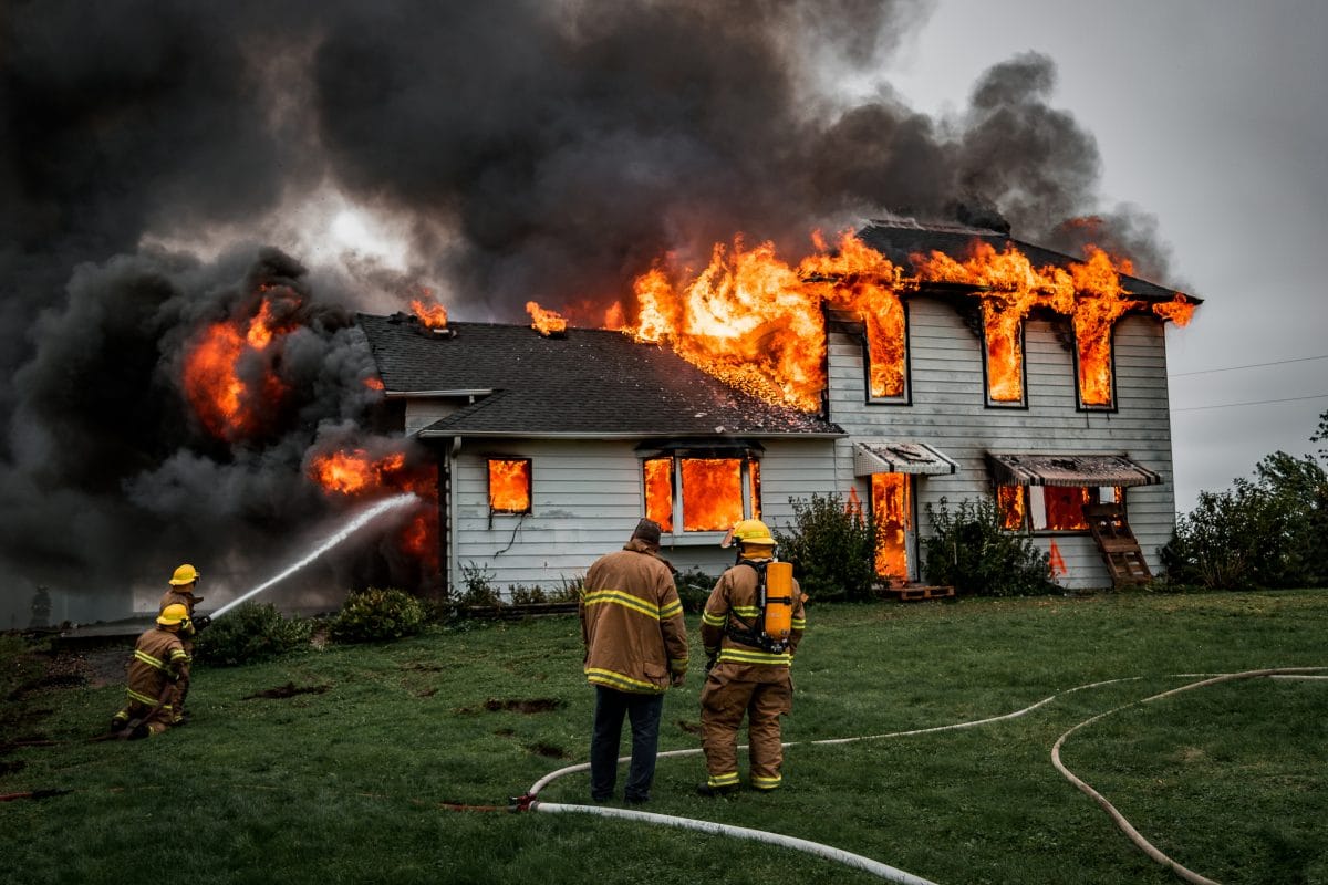 Hausbrand in Texas: Zweijähriger rettet seine Eltern