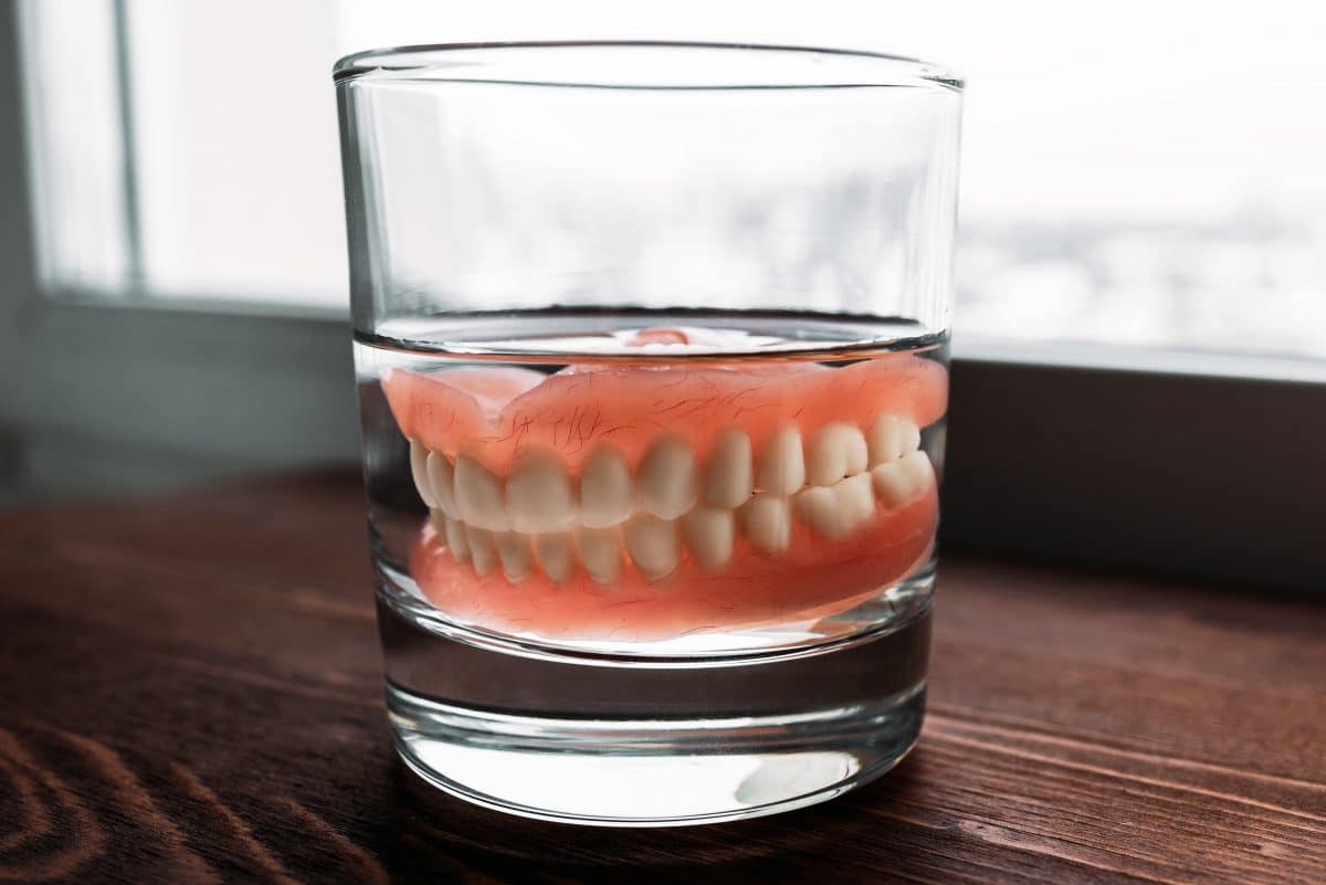 Brite verliert betrunken Zähne – 11 Jahre später bekommt er sie per Post zurückgeschickt