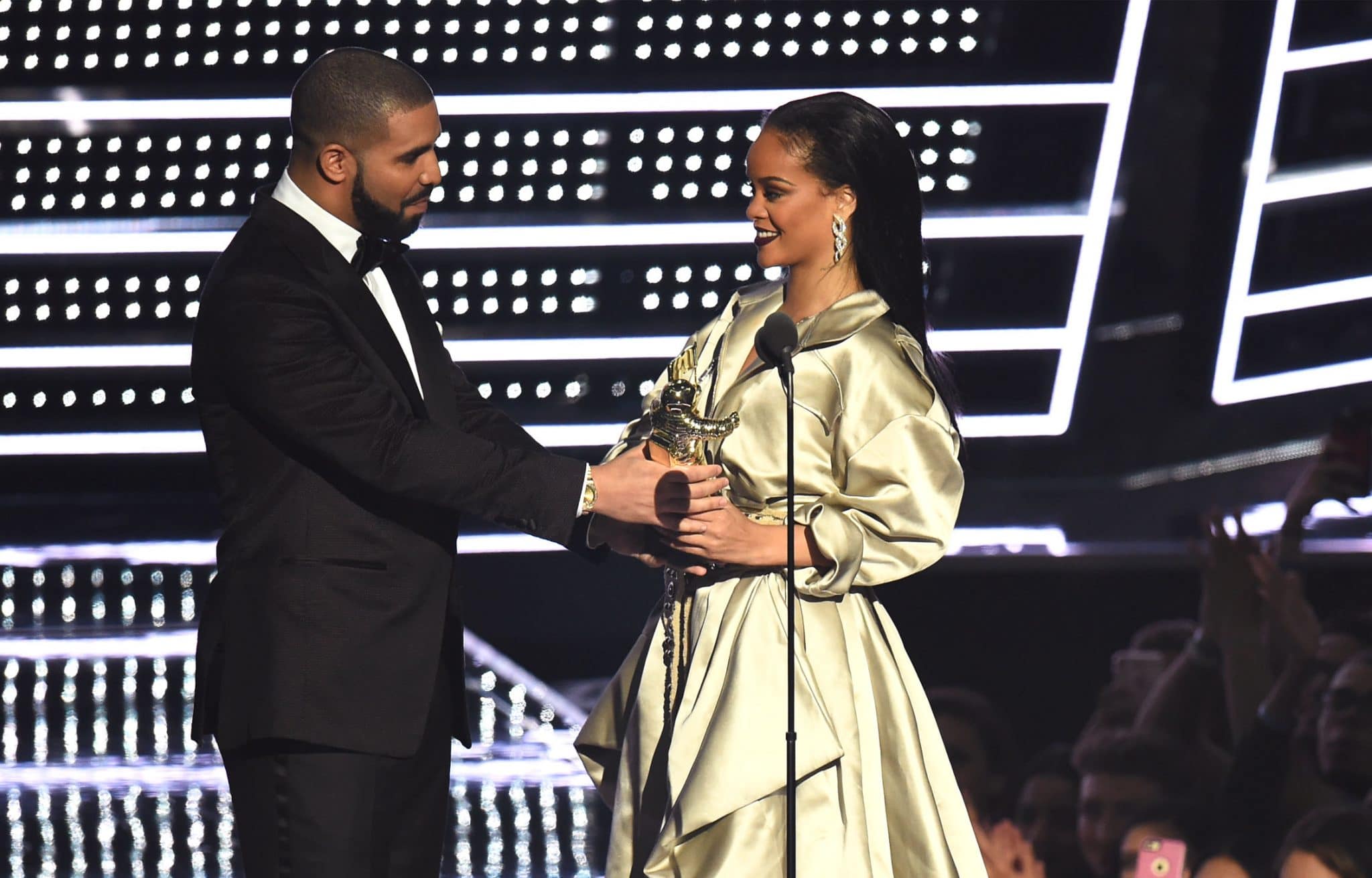 Nach Babybauch Foto Drake Entfolgt Rihanna Und Postet Kryptische Message