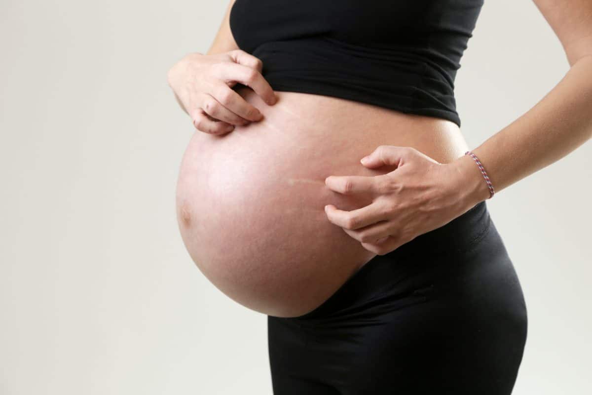 Frau reagiert allergisch auf ihr eigenes Baby