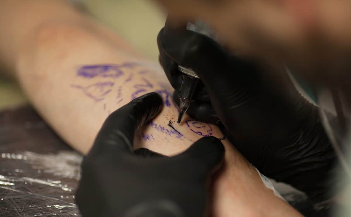 Frau wollte Marvel-Tattoo – und bekam stattdessen Penis auf den Arm tätowiert