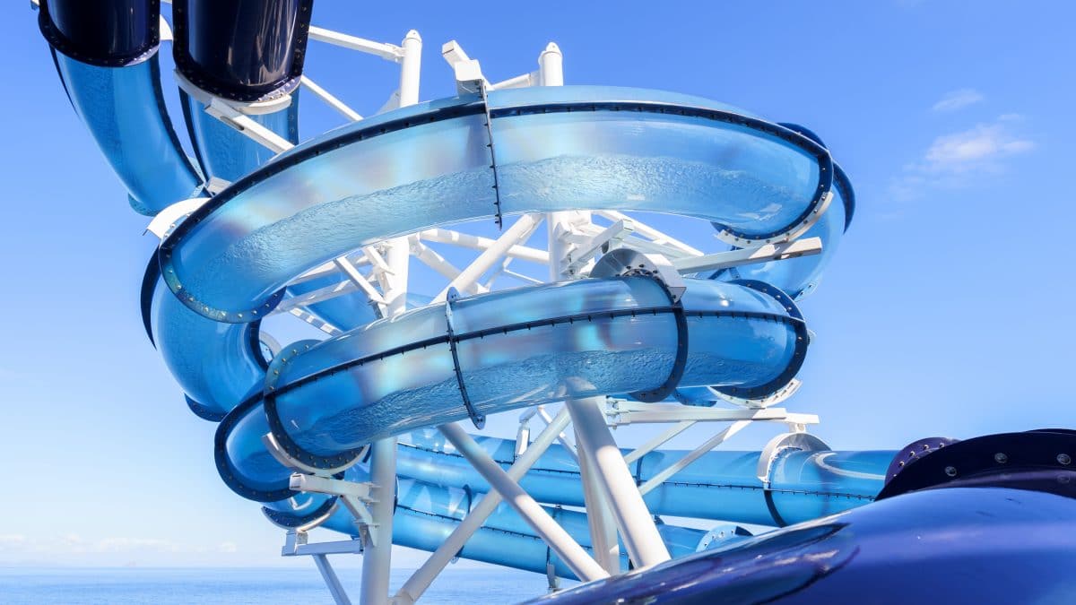 Frau steckt in Wasserrutsche auf Kreuzfahrtschiff fest – Video geht viral