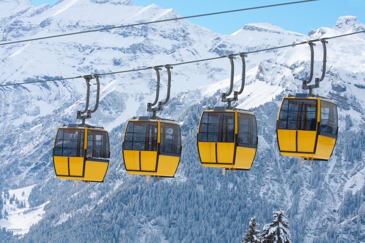 Skifahrer hängt sich in Tirol an fahrende Gondel und stürzt ab