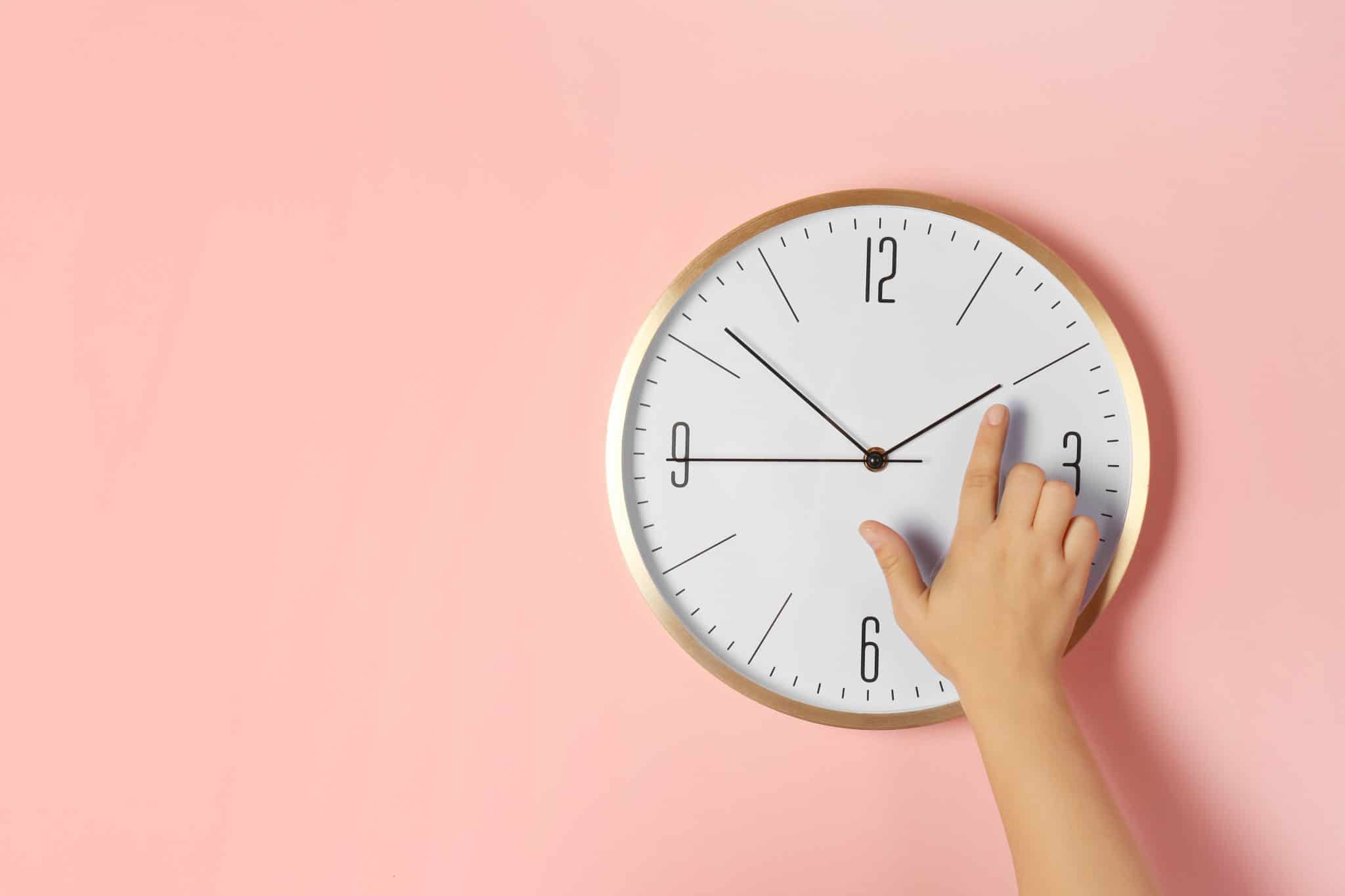 время боку. часы 12 00. человек с часами. время боку. при беге колет в боку.