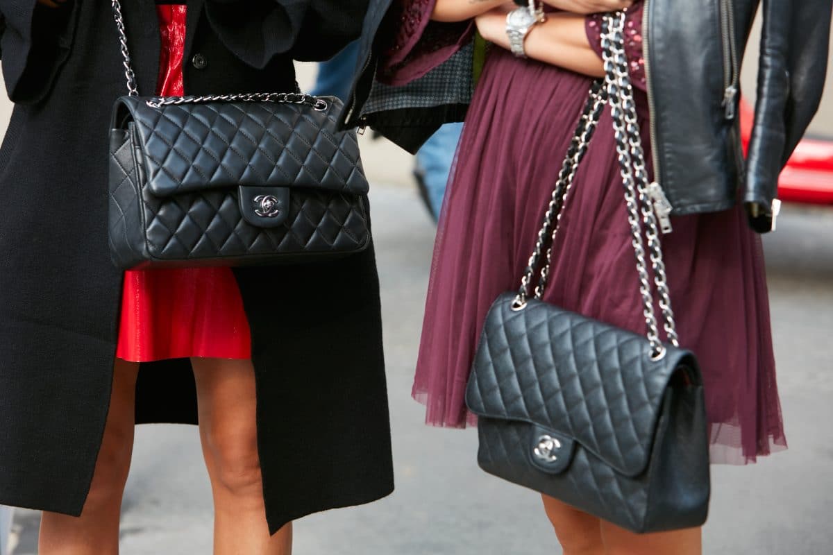 Deshalb zerschneiden russische Influencer ihre Chanel-Taschen
