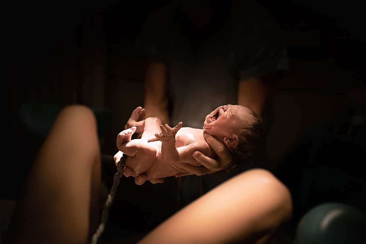 Schwangere Frau wird von Krankenhaus abgewiesen – und bekommt ihr Baby auf Tankstelle