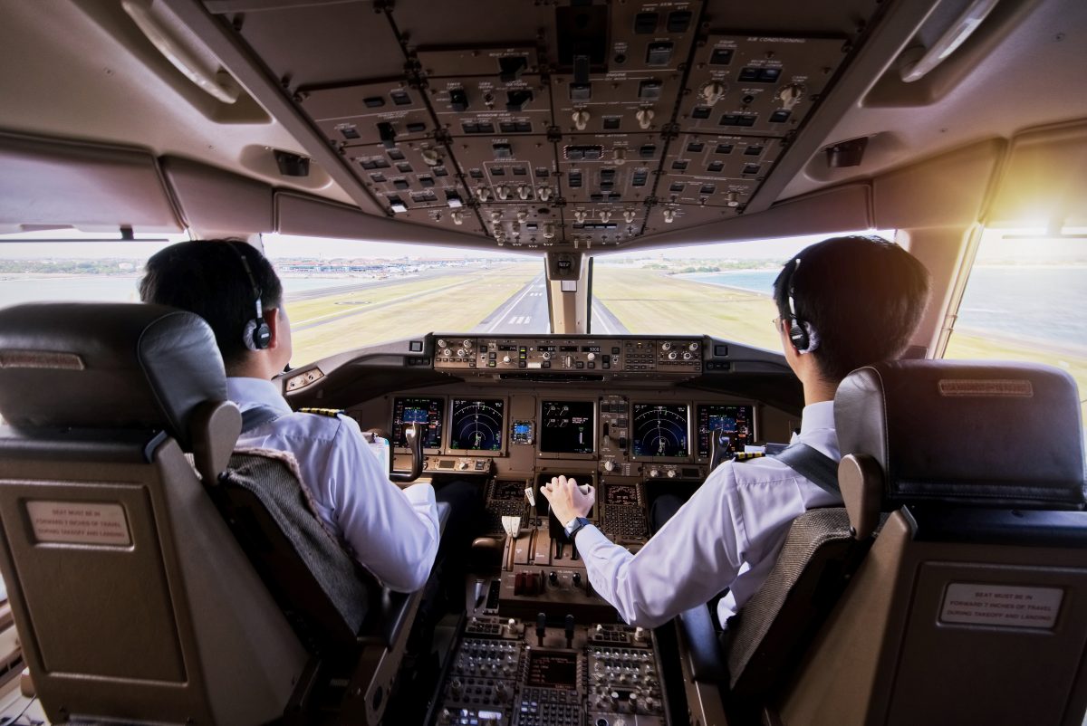 Co-Pilot fliegt ohne fertige Ausbildung: Passagierflugzeug muss umkehren