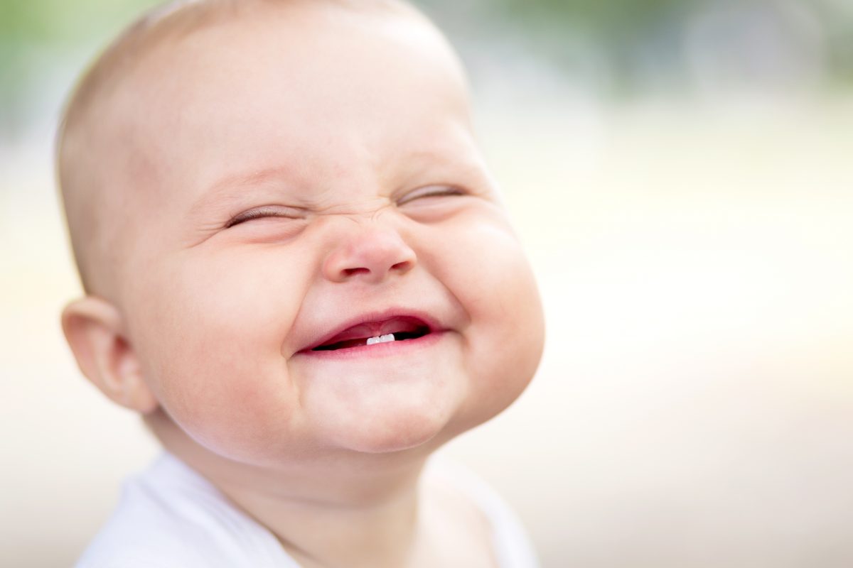 Dieses Baby muss immer lächeln, weil es an einer seltenen Krankheit leidet