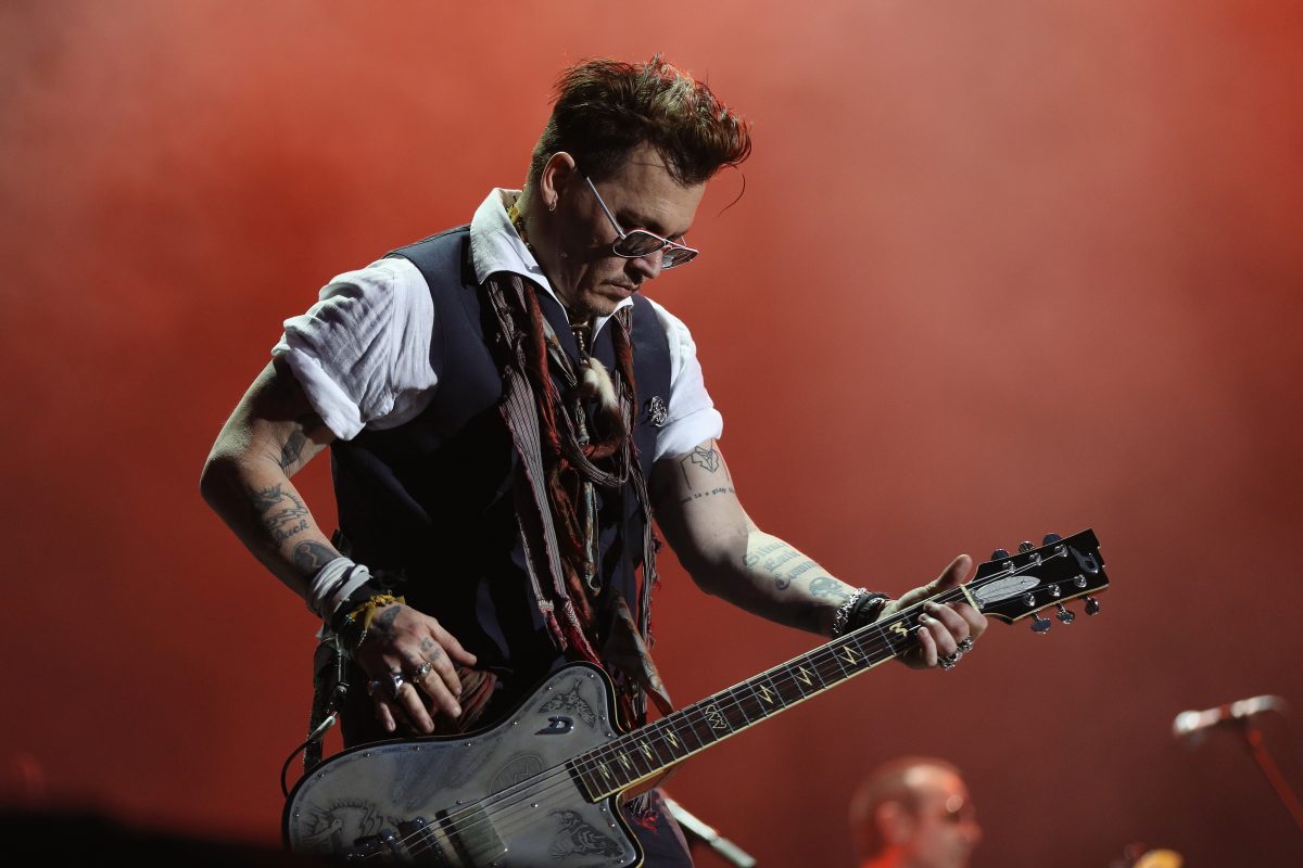 Johnny Depp überrascht mit Performance bei Konzert