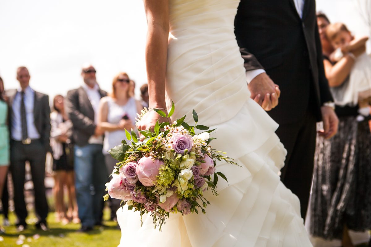 Dos and Don’ts Hochzeit: Das solltet ihr als Hochzeitsgast auf keinen Fall tragen