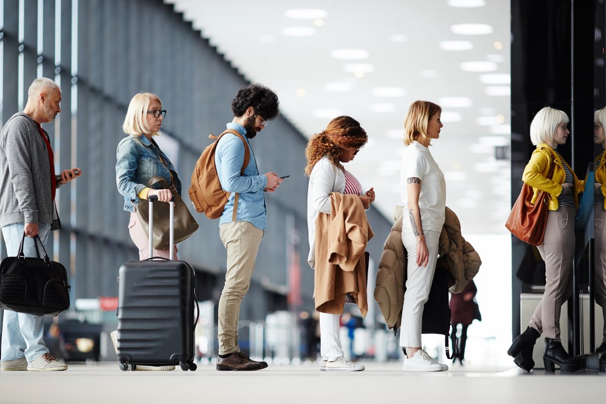 Warum an Flughäfen gerade Chaos herrscht & wie ihr dort trotzdem die Ruhe bewahrt