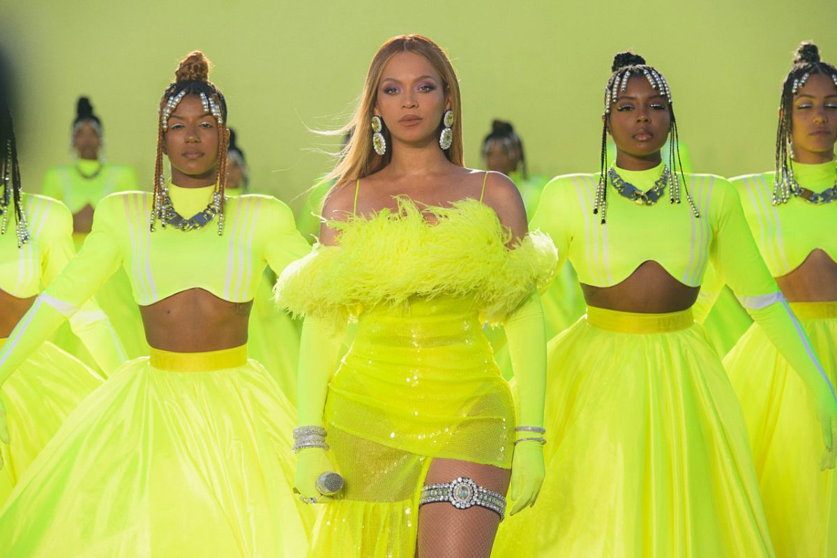 Beyoncé posiert fast nackt auf Albumcover & das Netz flippt aus
