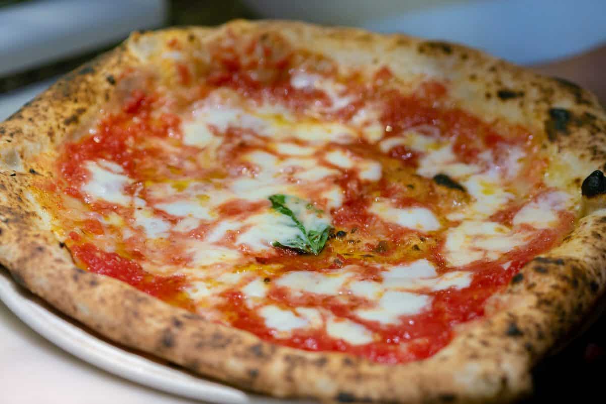 Skurriler Ehevertrag: Frau darf „höchstens einmal pro Monat Pizza“ essen